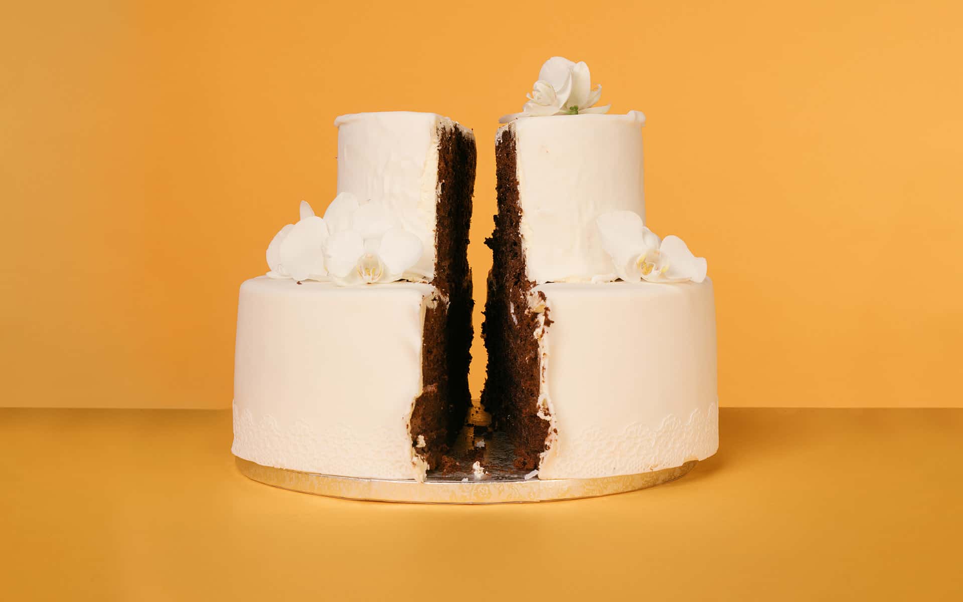 Separated wedding cake, a sign of trouble